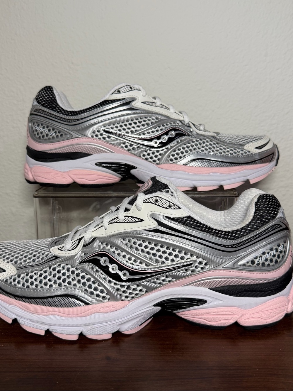 NEW men’s Saucony ProGrid Omni 9 shoes silver pink black white size 10.5